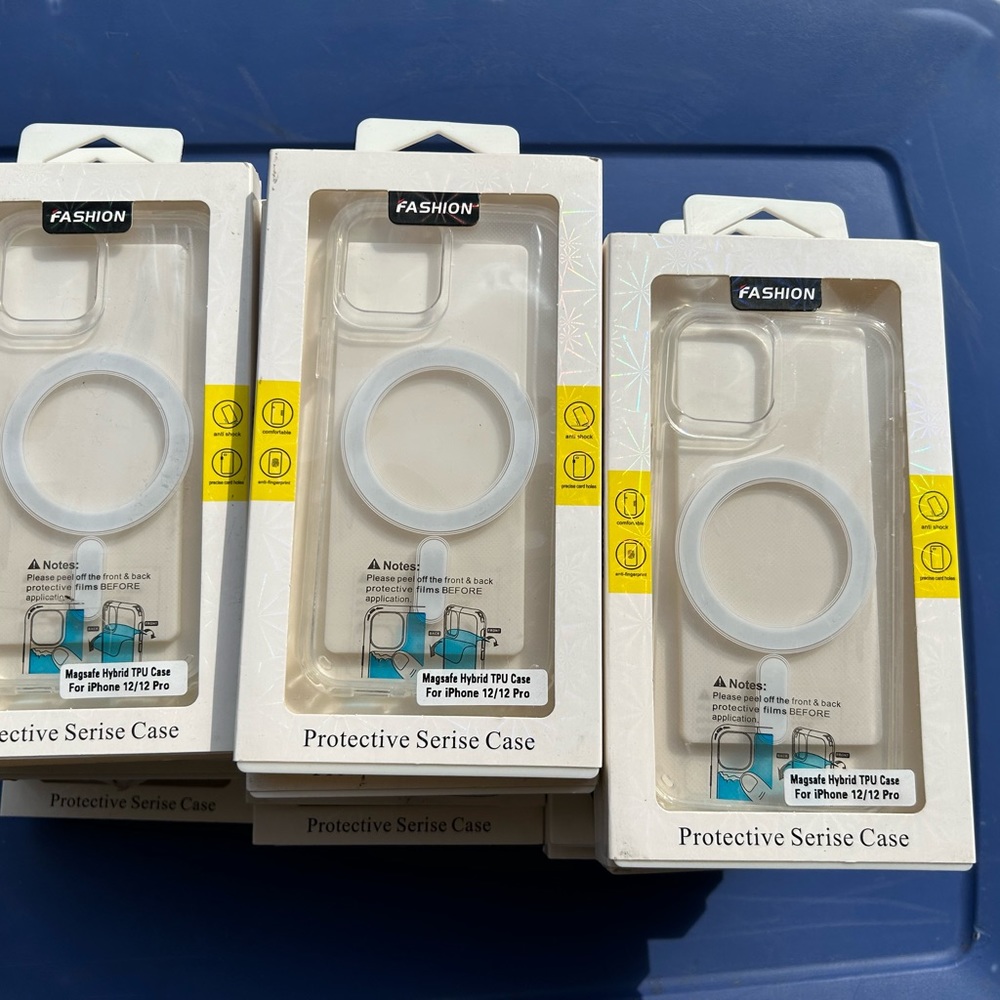 ( 33 in total) I-PHONE 12 clear cases. (33 in total)